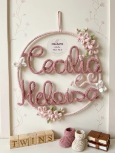 Porta Maternidade Gêmeas Borboletas e Flores em Tricotin - Artesanato e Personalizados