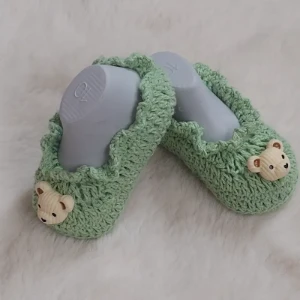 Sapatinho Verde de Crochê com Aplique - Artesanato e Personalizados