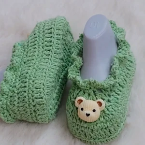 Sapatinho Verde de Crochê com Aplique - Artesanato e Personalizados