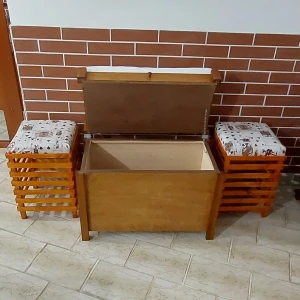 Baú puff rústico em cedrinho e compensado - Artesanato e Personalizados