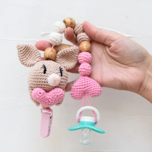 Prendedor Chupeta Coelhinho Amigurumi Artesanal Bebê Prático - Artesanato e Personalizados