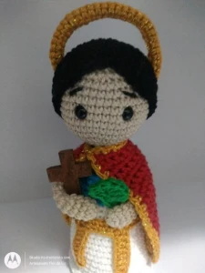 Santo Expedito em crochê Amigurumi - Artesanato e Personalizados