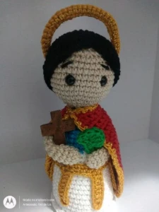 Santo Expedito em crochê Amigurumi - Artesanato e Personalizados