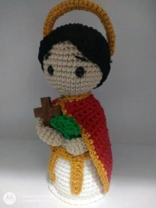Santo Expedito em crochê Amigurumi - Artesanato e Personalizados