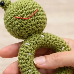 Chocalho Sapinho Amigurumi - Artesanato e Personalizados