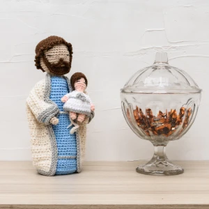 São José com Menino Jesus em Amigurumi - Artesanato e Personalizados