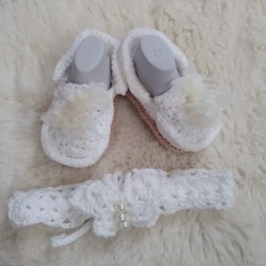 Kit Mocassim e Faixa Branca de Crochê para Bebê