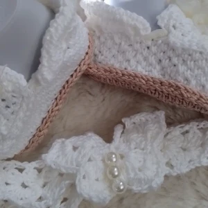 Kit Mocassim e Faixa Branca de Crochê para Bebê - Artesanato e Personalizados