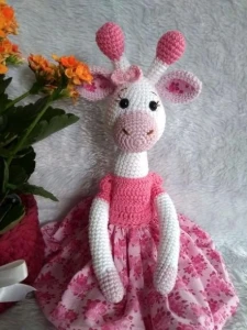 Amigurumi Girafa Menina - Artesanato e Personalizados