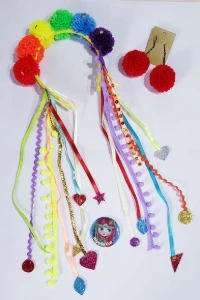 Kit Diva Tiara Coroa Arco-íris e Brincos Pompom - Artesanato e Personalizados
