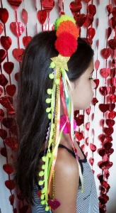 Kit Diva Tiara Coroa Arco-íris e Brincos Pompom - Artesanato e Personalizados