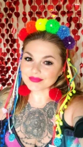 Kit Diva Tiara Coroa Arco-íris e Brincos Pompom - Artesanato e Personalizados