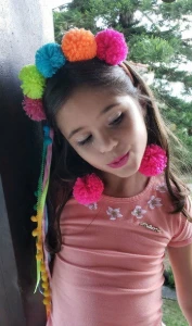 Kit Tiara e Brincos Pompom - Artesanato e Personalizados