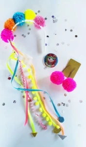 Kit Tiara e Brincos Pompom - Artesanato e Personalizados