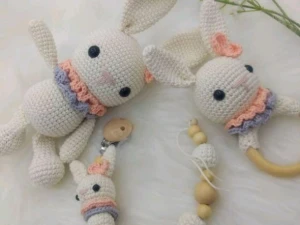 Kit Baby , Coelhinho + Prendedor + Chocalho - Artesanato e Personalizados