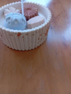 Vela em Pote de Cimento com Aromatizadores Florais - Artesanato e Personalizados