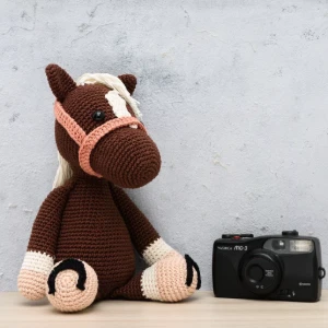 Cavalo tordilho marrom em amigurumi - Artesanato e Personalizados