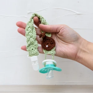 Prendedor de Chupeta Verde Trançado com Detalhe Amigurumi - Artesanato e Personalizados