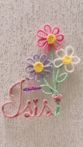 Porta maternidade Nome com três flores - Artesanato e Personalizados