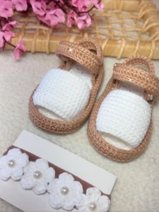 Sandalinha Moleca de Crochê Marrom e Branco - Artesanato e Personalizados