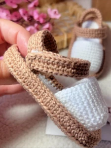 Sandalinha Moleca de Crochê Marrom e Branco - Artesanato e Personalizados