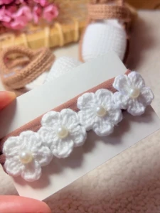 Sandalinha Moleca de Crochê Marrom e Branco - Artesanato e Personalizados