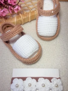 Sandalinha Moleca de Crochê Marrom e Branco
