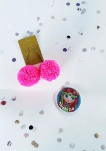 Brinco Pompom Pink Neon - Artesanato e Personalizados