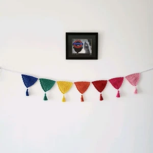 Varal de Bandeirinhas Arco-íris em Crochê - Artesanato e Personalizados