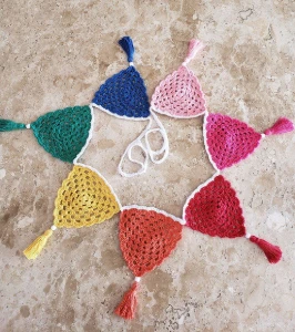 Varal de Bandeirinhas Arco-íris em Crochê - Artesanato e Personalizados