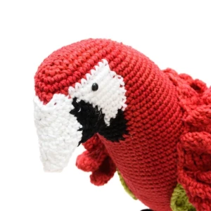 Arara vermelha e verde em amigurumi - Artesanato e Personalizados