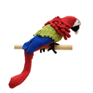 Arara vermelha e verde em amigurumi - Artesanato e Personalizados