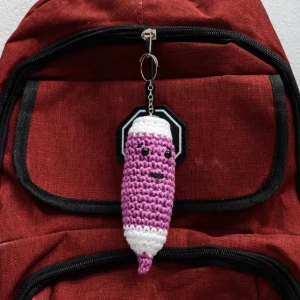 Chaveiro lápis de cor — Cor Sortida - Artesanato e Personalizados