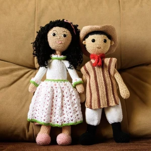 Casal de bonecos Prenda e Gaúcho em amigurumi - Artesanato e Personalizados