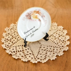 Toalhinha Bege em crochê - Artesanato e Personalizados