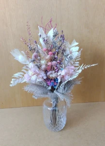 Buque com flores desidratadas no vaso - Artesanato e Personalizados