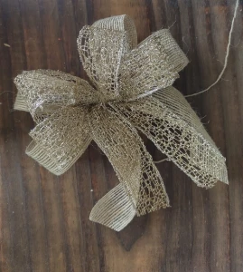 Laço de Juta com Fita Nudy (12x15cm) - Artesanato e Personalizados