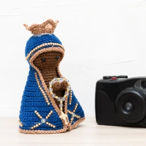 Nossa Senhora Aparecida em amigurumi - Artesanato e Personalizados