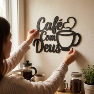 Placa Café com Deus em MDF Preto - Artesanato e Personalizados