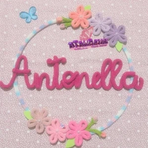 Porta Maternidade Guirlanda Florida em Tricotin - Artesanato e Personalizados