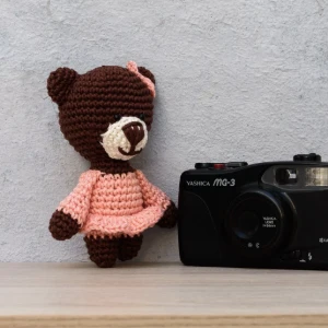 Chaveiro ursa média em amigurumi - Artesanato e Personalizados