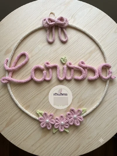 Guirlanda Laço e Flores de tricotin - Artesanato e Personalizados