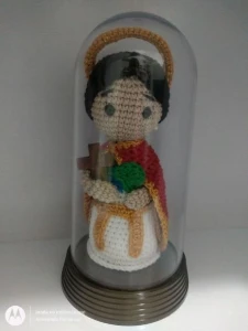 Santo Expedito em crochê Amigurumi+Cúpula - Artesanato e Personalizados