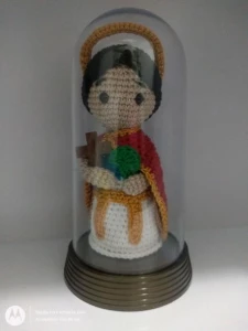 Santo Expedito em crochê Amigurumi+Cúpula - Artesanato e Personalizados