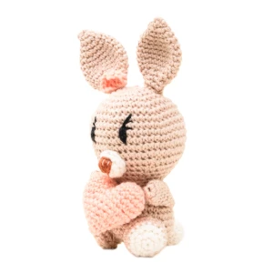 Coelhinho com Coração em Amigurumi - Artesanato e Personalizados