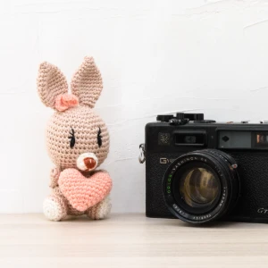 Coelhinho com Coração em Amigurumi - Artesanato e Personalizados