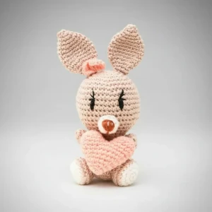 Coelhinho com Coração em Amigurumi - Artesanato e Personalizados