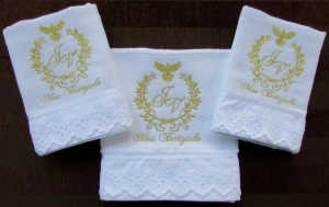 Kit Batizado com Toalha e Fraldas de Boca e Ombro - Artesanato e Personalizados
