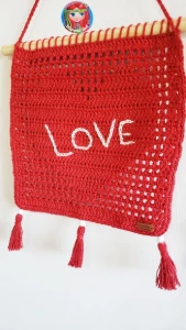 Banner / Enfeite de Parede Love em Crochê - Artesanato e Personalizados