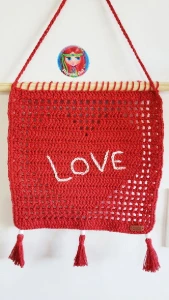 Banner / Enfeite de Parede Love em Crochê - Artesanato e Personalizados